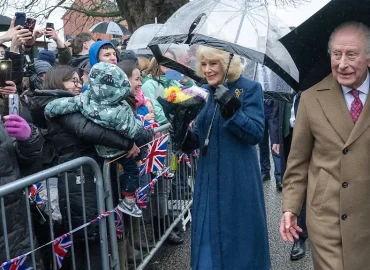 König Charles ignoriert Fragen zu Ex-Prinz Andrew bei Besuch in Essex