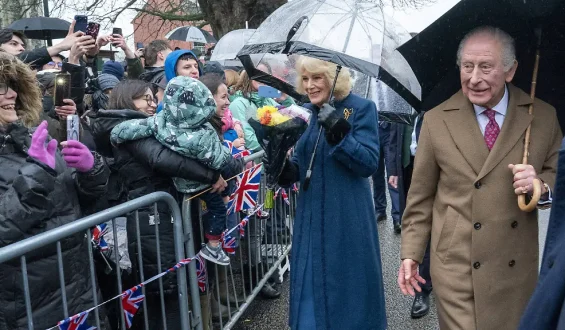 König Charles ignoriert Fragen zu Ex-Prinz Andrew bei Besuch in Essex