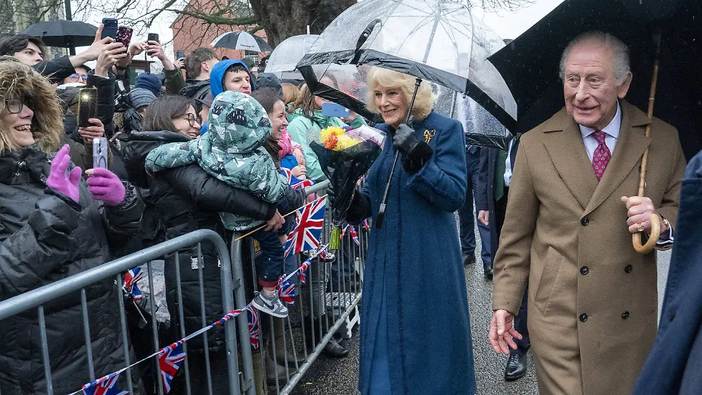 König Charles ignoriert Fragen zu Ex-Prinz Andrew bei Besuch in Essex