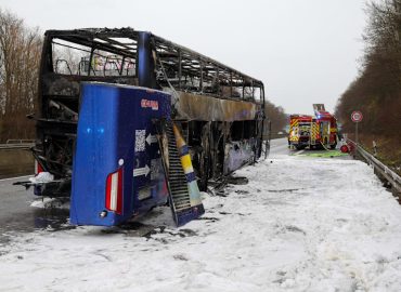 Reisebus auf der A52 bei Ratingen in Flammen