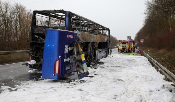 Reisebus auf der A52 bei Ratingen in Flammen