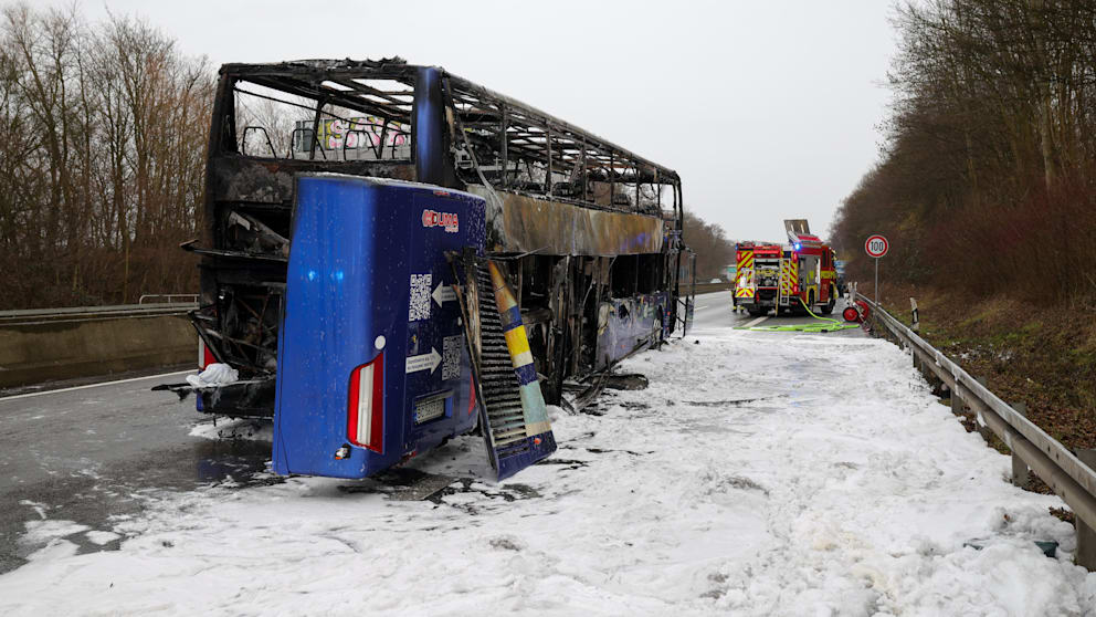 Reisebus auf der A52 bei Ratingen in Flammen