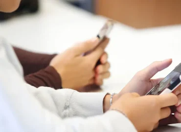 CDU plant Handyverbot an Schulen: Schutz für Kinder bis zur 10. Klasse