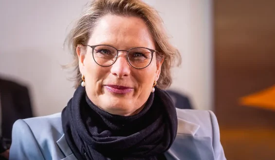 Justizministerin bekräftigt Unterstützung für Den Haag