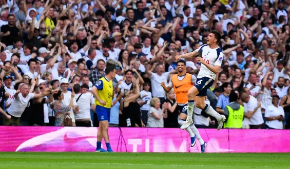 Spannendes Finale in der Premier League: Spurs retten sich