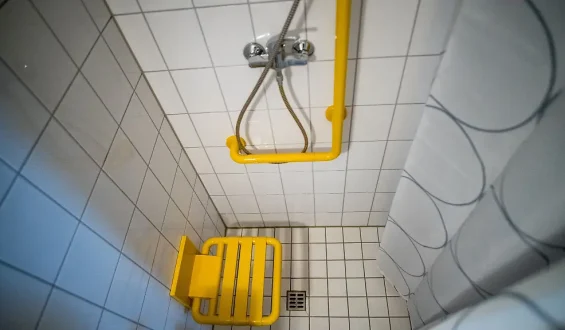 Sicheres und bequemeres Badezimmer gestalten