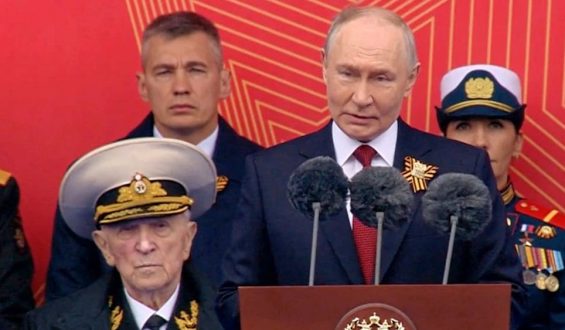 Putin verzichtet bei Parade auf Panzer und Raketen: Spannungen steigen