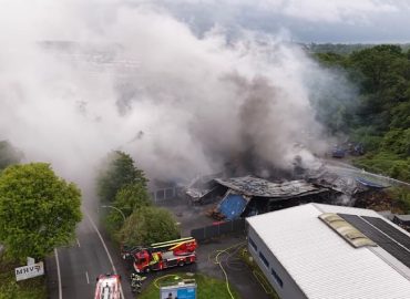 Produktionshalle in NRW in Brand: Feuerwehr bekämpft Gefahren durch Rauchentwicklung