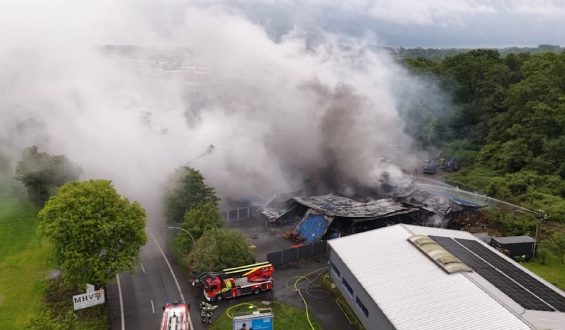 Produktionshalle in NRW in Brand: Feuerwehr bekämpft Gefahren durch Rauchentwicklung