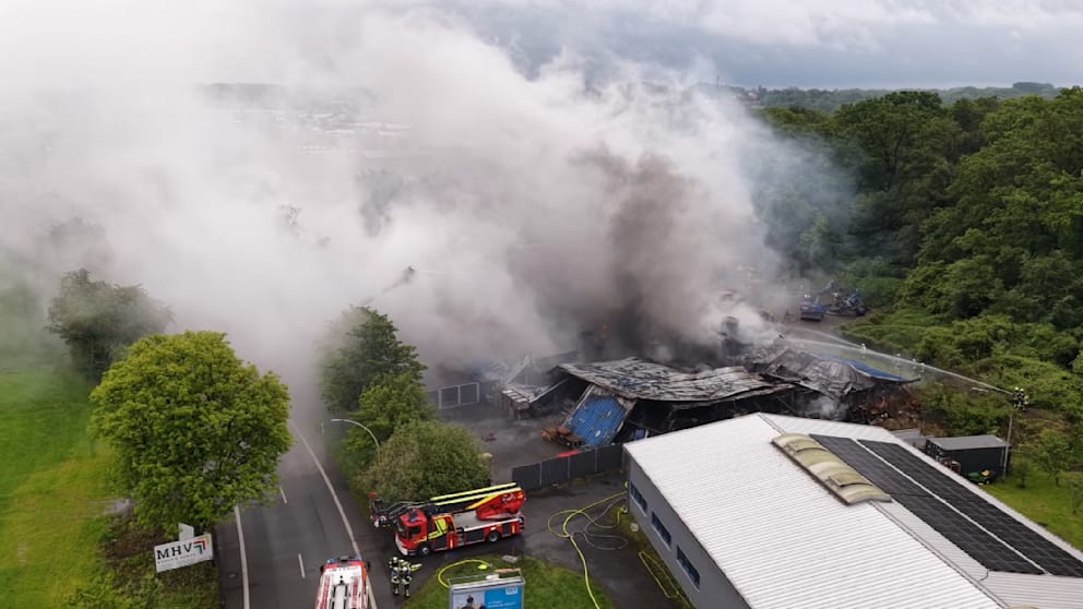 Produktionshalle in NRW in Brand: Feuerwehr bekämpft Gefahren durch Rauchentwicklung