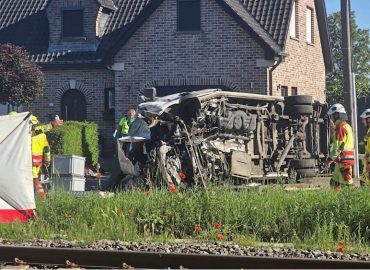 Tragödie in Belgien: Schulbus und Zug kollidieren an Bahnübergang
