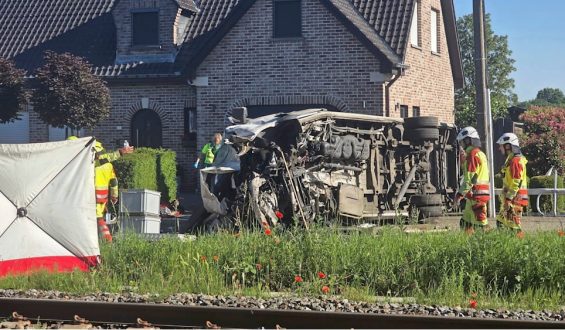 Tragödie in Belgien: Schulbus und Zug kollidieren an Bahnübergang