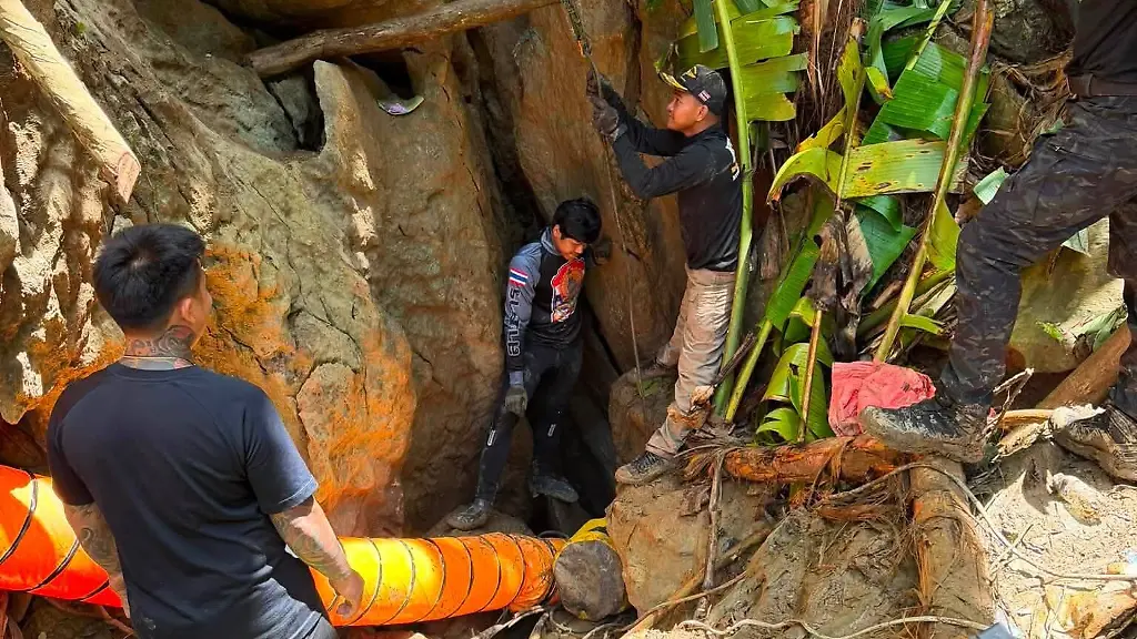 Goldsucher in überfluteter Höhle in Laos gefangen