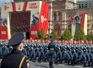 Siegesparade in Moskau ohne Panzer und Raketen während Waffenruhe