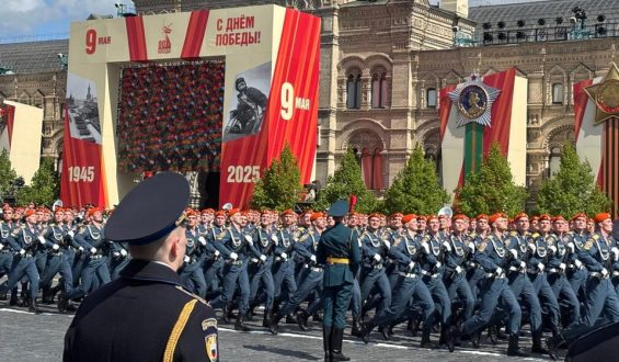 Siegesparade in Moskau ohne Panzer und Raketen während Waffenruhe