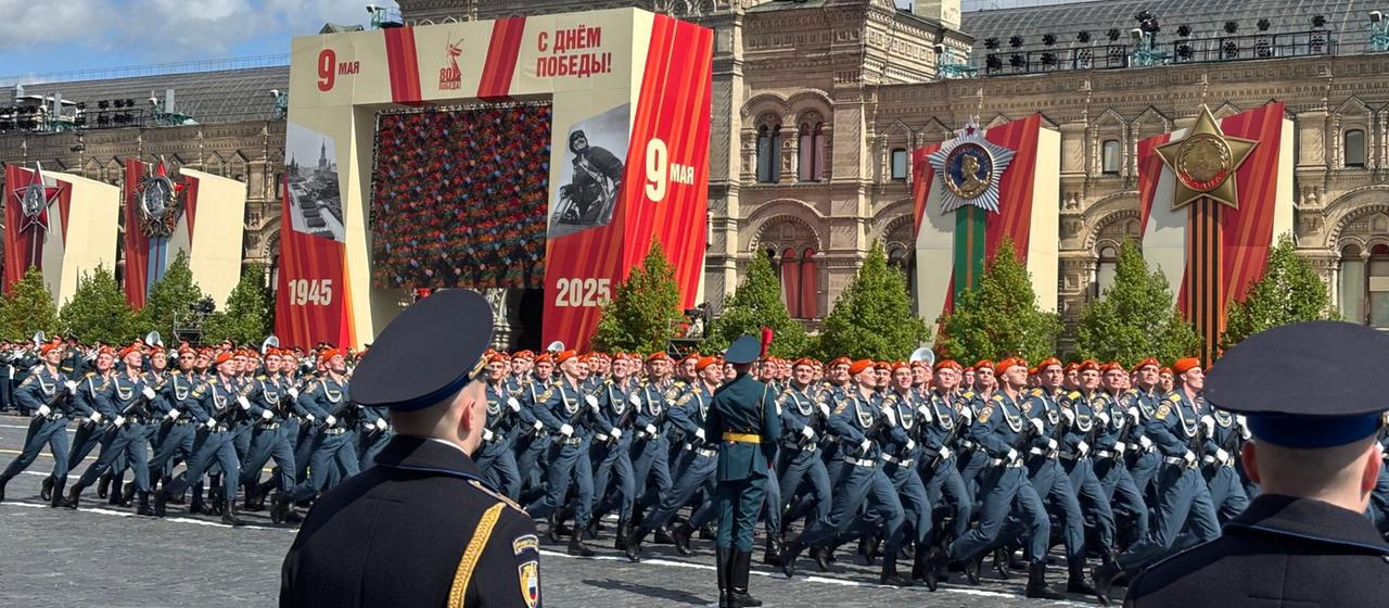 Siegesparade in Moskau ohne Panzer und Raketen während Waffenruhe