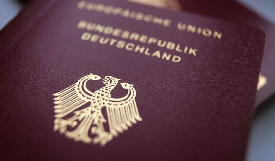 Einbürgerungen in Deutschland steigen auf Rekordwert