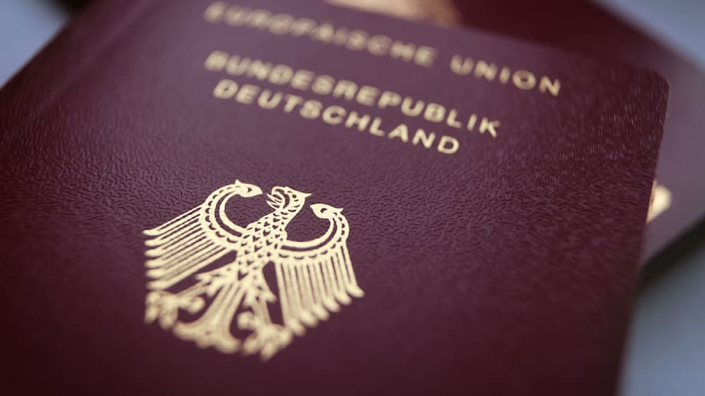 Einbürgerungen in Deutschland steigen auf Rekordwert