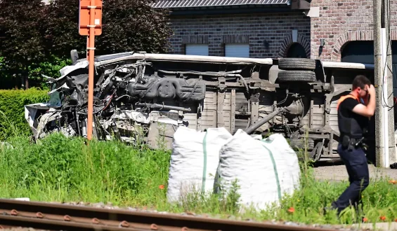 Schulbus kollidiert mit Zug in Belgien: Mehrere Tote