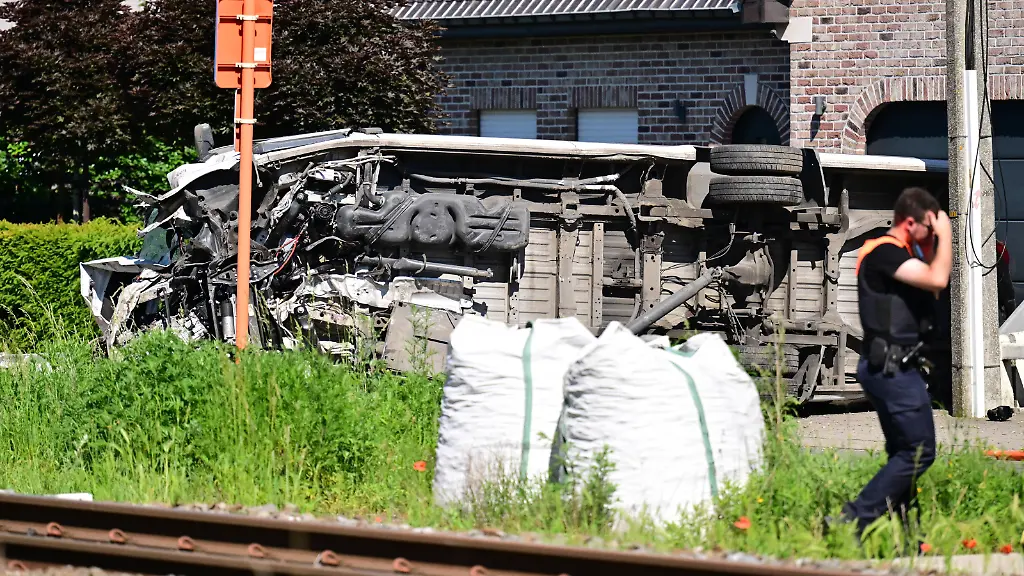 Schulbus kollidiert mit Zug in Belgien: Mehrere Tote