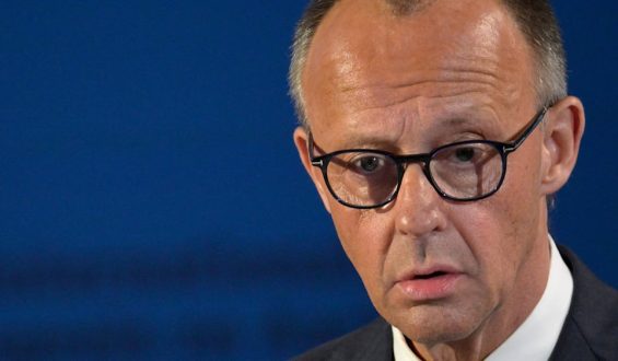 Karlspreis-Verleihung: Merz lobt Draghi