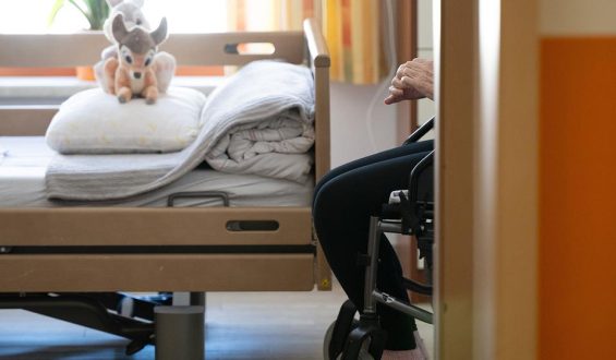 Geplante Änderungen in der Pflegeversicherung: Diskussionen um Beiträge für Kinderlose