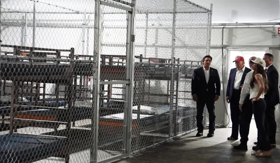 Alligator Alcatraz: Trumps umstrittenes Abschiebegefängnis vor dem Aus