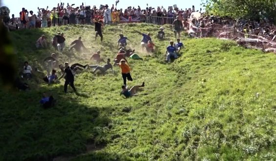 Deutscher gewinnt skurriles Käserennen in England