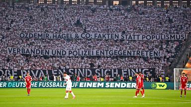 Protestaktionen im DFB-Pokalfinale zwischen Bayern München und VfB Stuttgart