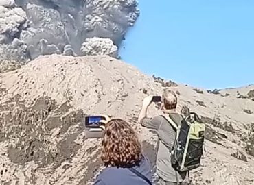Touristen von Vulkanausbruch auf Dukono überrascht