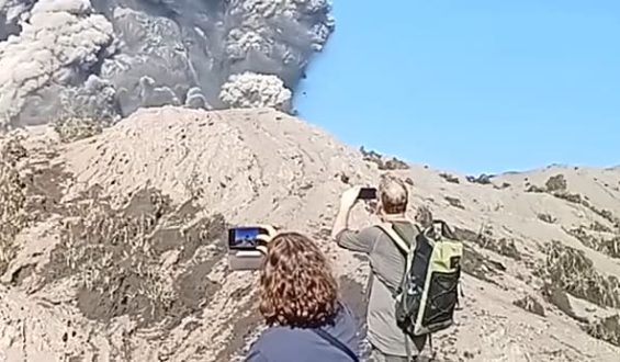 Touristen von Vulkanausbruch auf Dukono überrascht