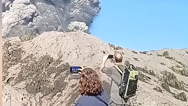 Touristen von Vulkanausbruch auf Dukono überrascht