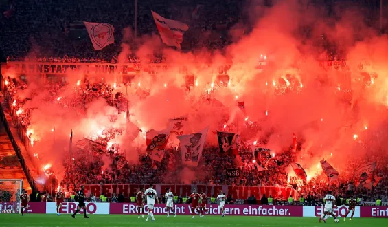 DFB ermittelt: FC Bayern und VfB drohen Strafen nach Fanprotesten