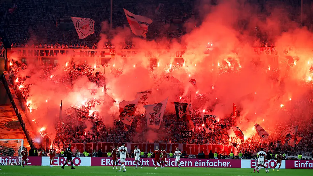 DFB ermittelt: FC Bayern und VfB drohen Strafen nach Fanprotesten