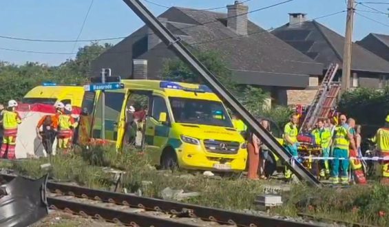 Unfall in Buggenhout: Schulbus kollidiert mit Zug