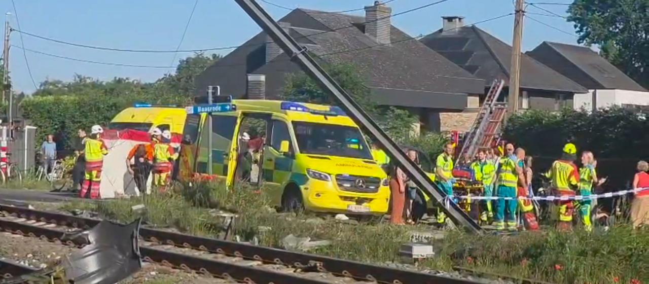 Unfall in Buggenhout: Schulbus kollidiert mit Zug