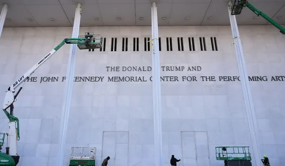 Trump entfernt seinen Namen vom Kennedy Center nach Gerichtsurteil