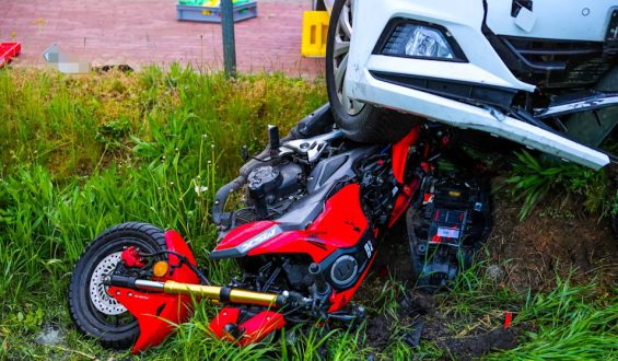Schwerer Unfall in Brandenburg: Fahrlehrer erfasst Fahrschüler auf Motorrad