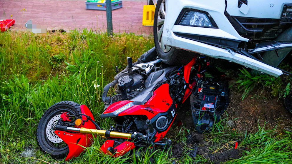 Schwerer Unfall in Brandenburg: Fahrlehrer erfasst Fahrschüler auf Motorrad