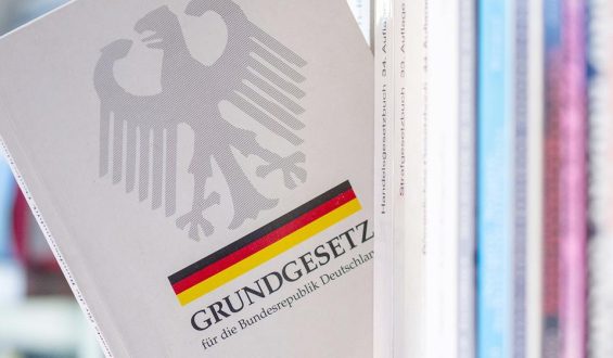 77 Jahre Grundgesetz: Vom Neuanfang zur Stabilität