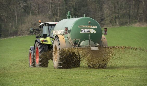 Bauer Verspritzt Gülle gegen Falschparker in England