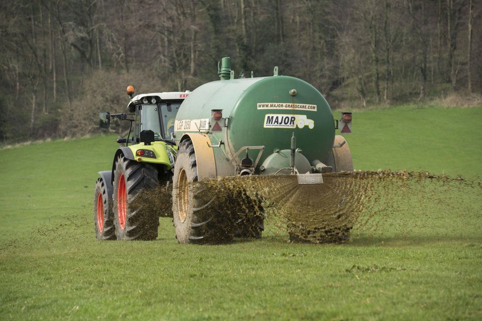 Bauer Verspritzt Gülle gegen Falschparker in England