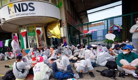 Klimaaktivisten blockieren Werk von KNDS in Mülheim