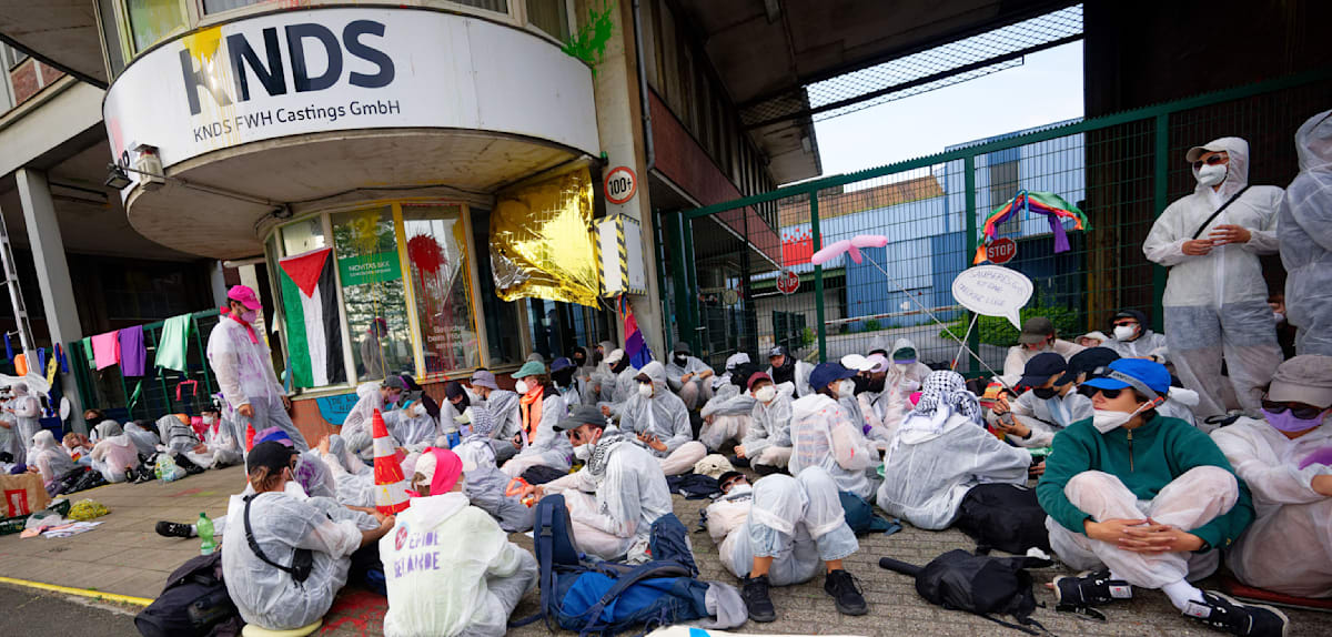 Klimaaktivisten blockieren Werk von KNDS in Mülheim