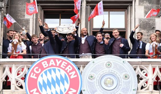 FC Bayern feiert Meisterschaft im Münchner Rathaus