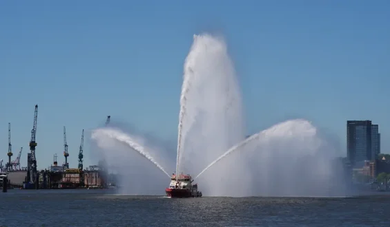 Brand auf Frachtschiff im Hamburger Hafen verursacht schwere Verletzungen