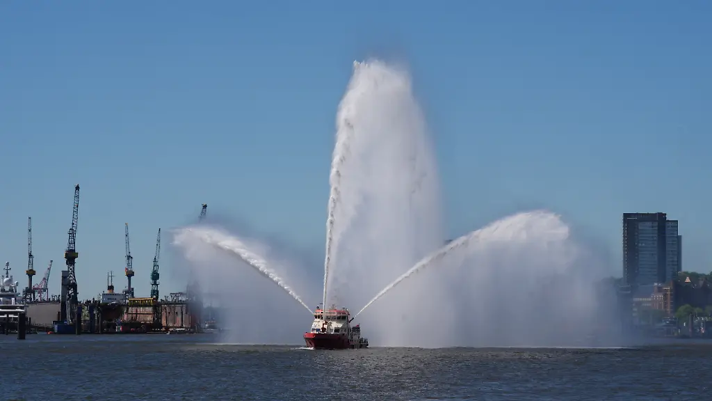 Brand auf Frachtschiff im Hamburger Hafen verursacht schwere Verletzungen