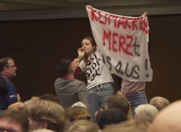 Störer unterbrechen Friedrich Merz beim Katholikentag