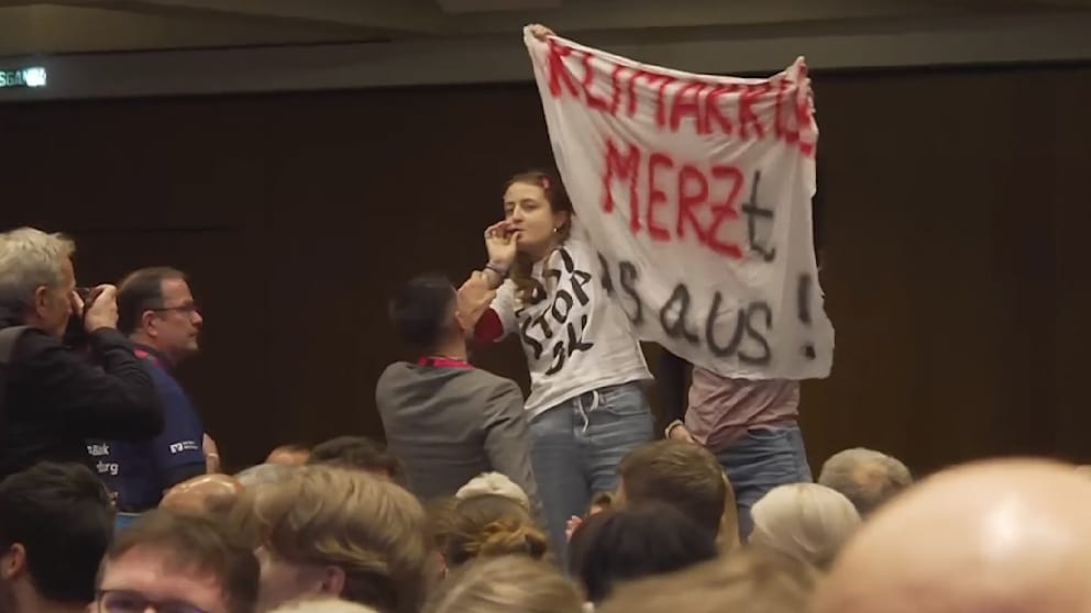 Störer unterbrechen Friedrich Merz beim Katholikentag