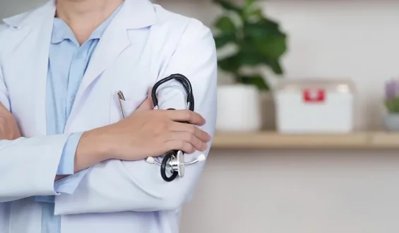 Warken warnt vor Einschnitten im Gesundheitswesen